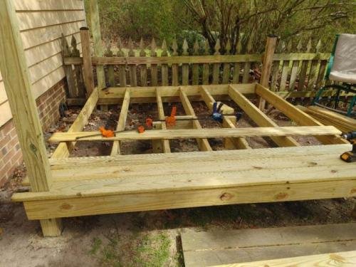 4x4's in cement middle support x 2 plus 4 on coners